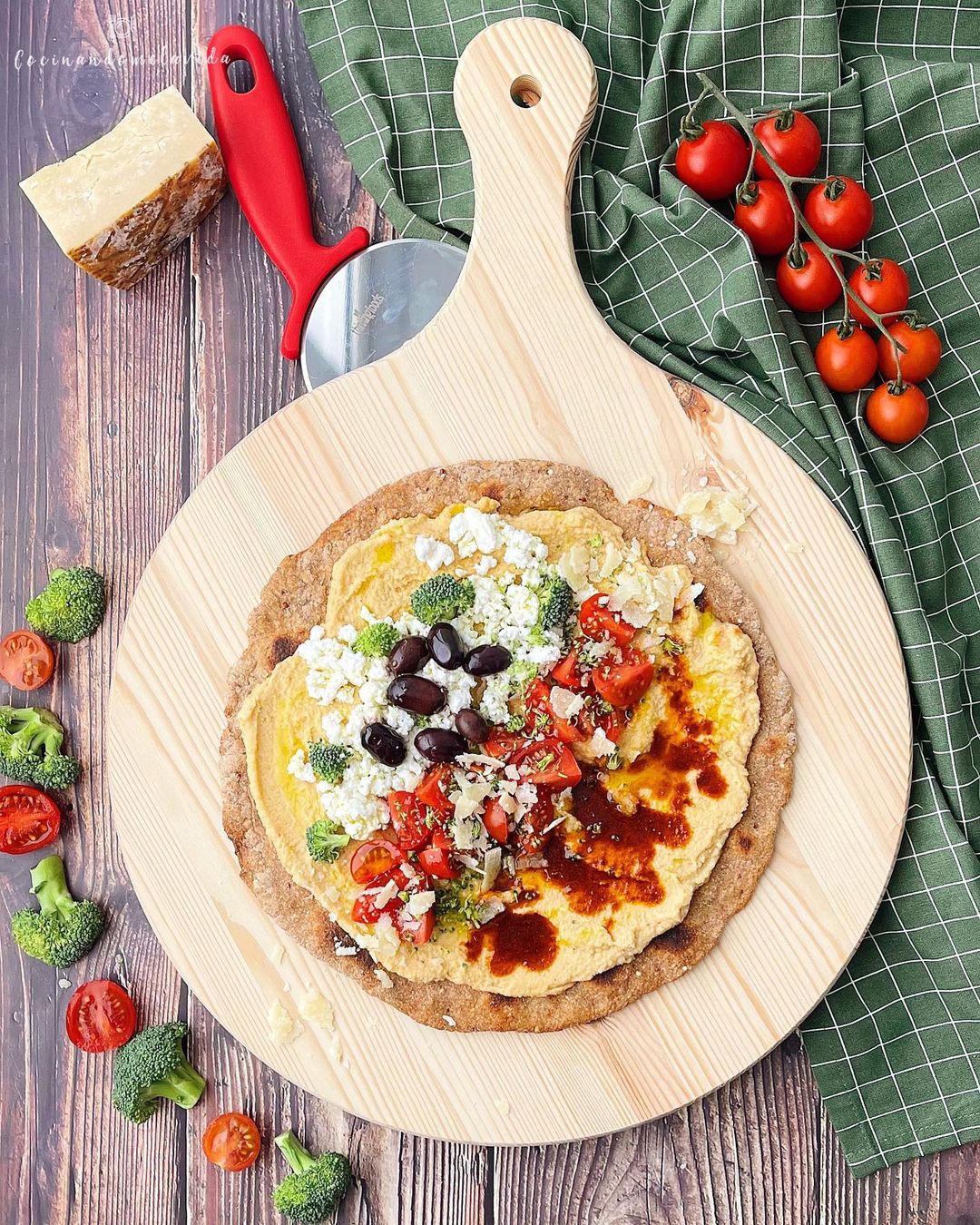 pizza de quinoa con hummus