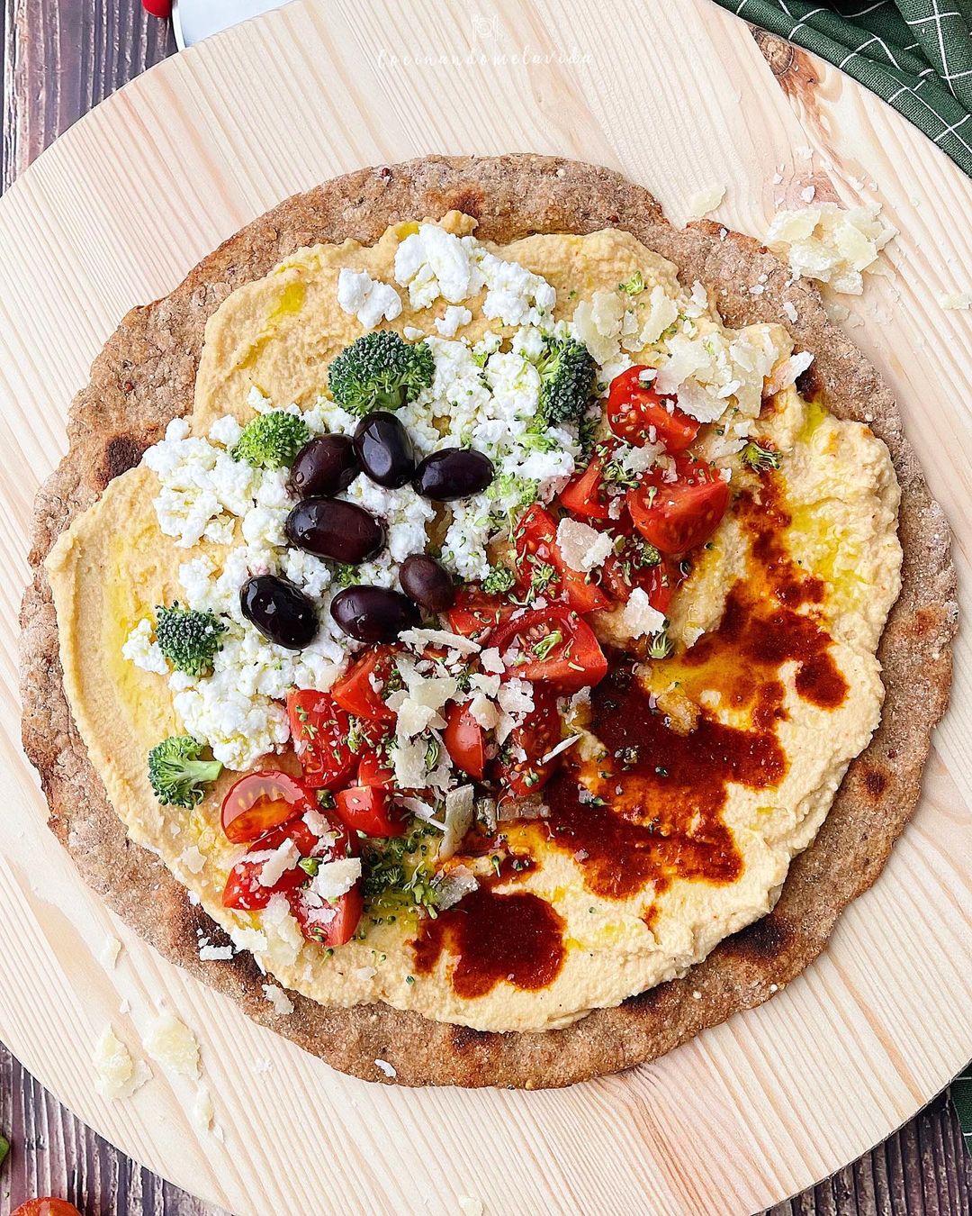 PIZZA DE QUINOA CON HUMMUS