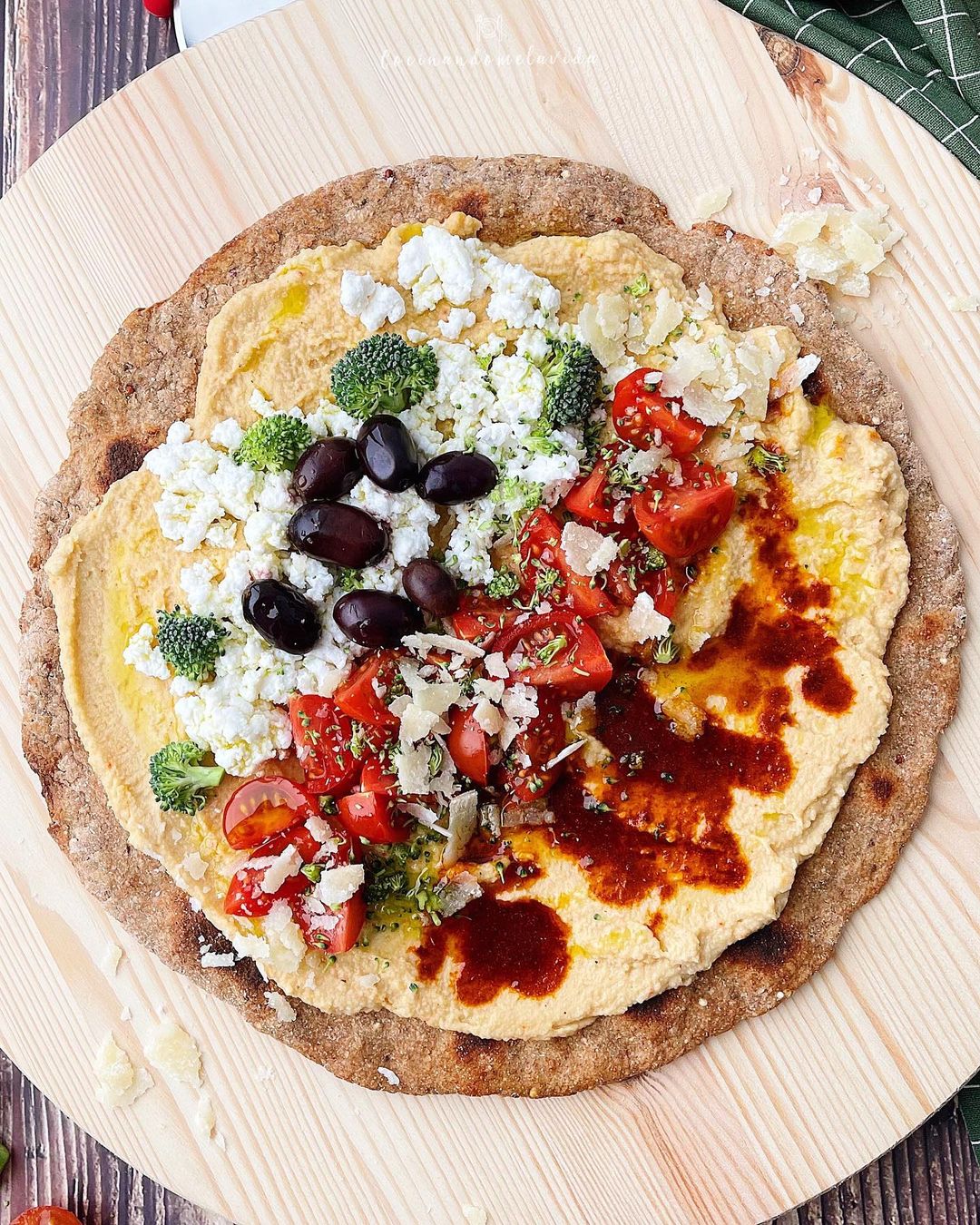 pizza de quinoa con hummus