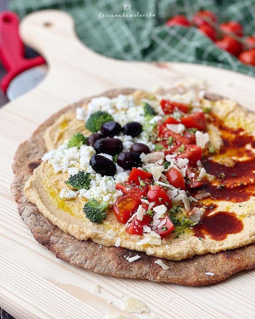 pizza de quinoa con hummus