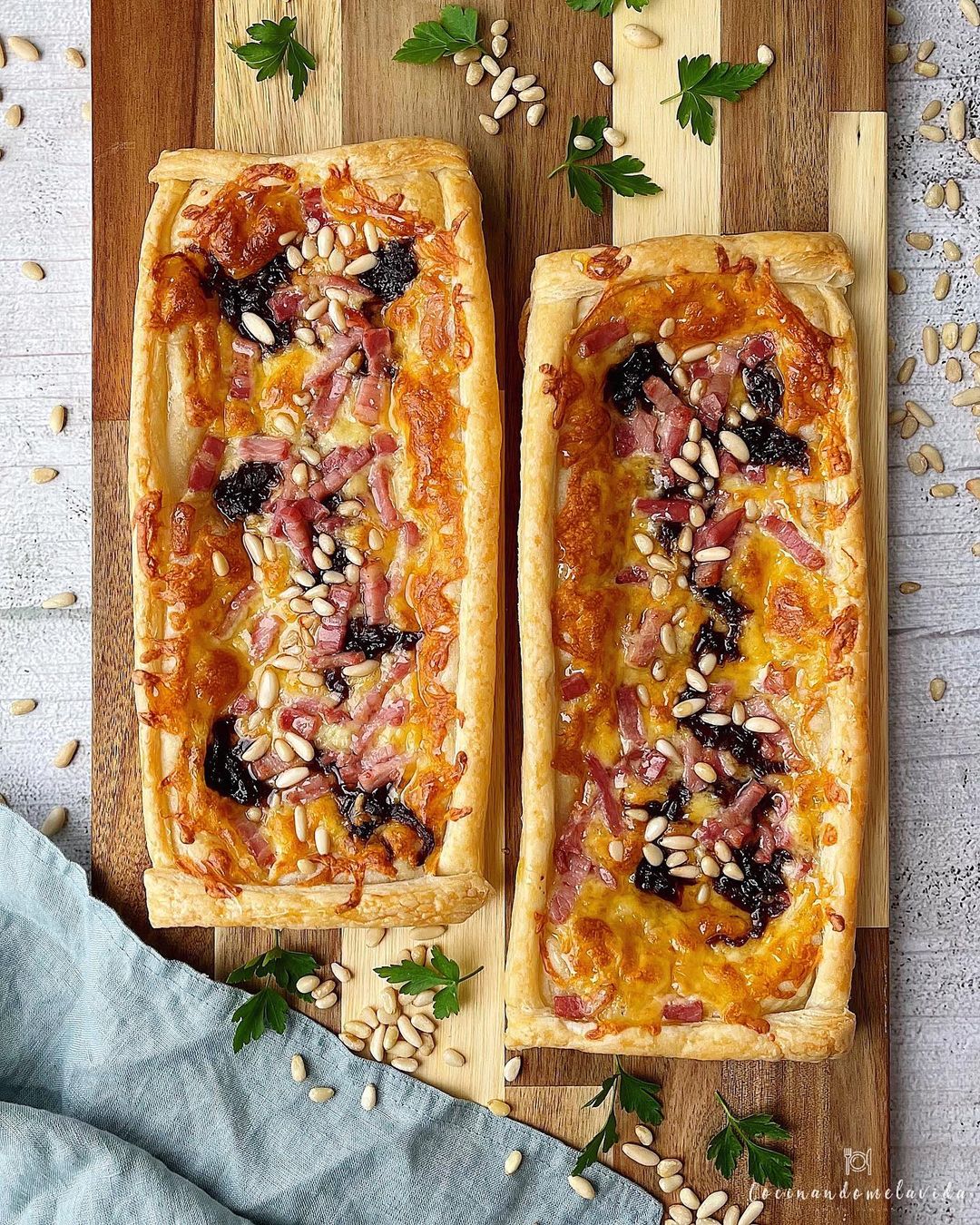 TARTA SALADA DE HOJALDRE CON CEBOLLA CARAMELIZADA Y BEICON