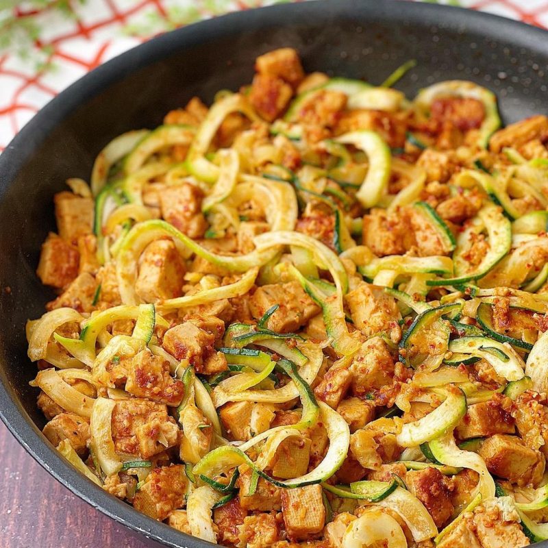 ZOODLES CON TOFU MARINADO CON MANTECA DE CACAHUETE