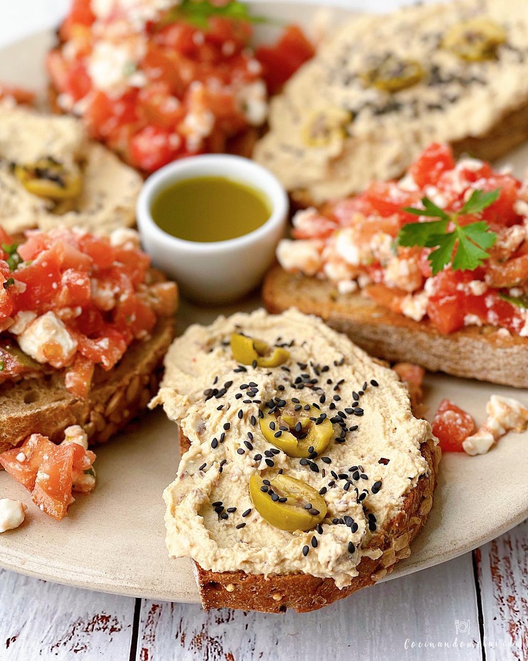 BRUSCHETTAS CON HUMMUS DE ALCAPARRAS