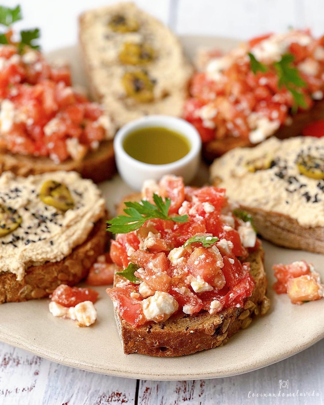 bruschettas con hummus de alcaparras