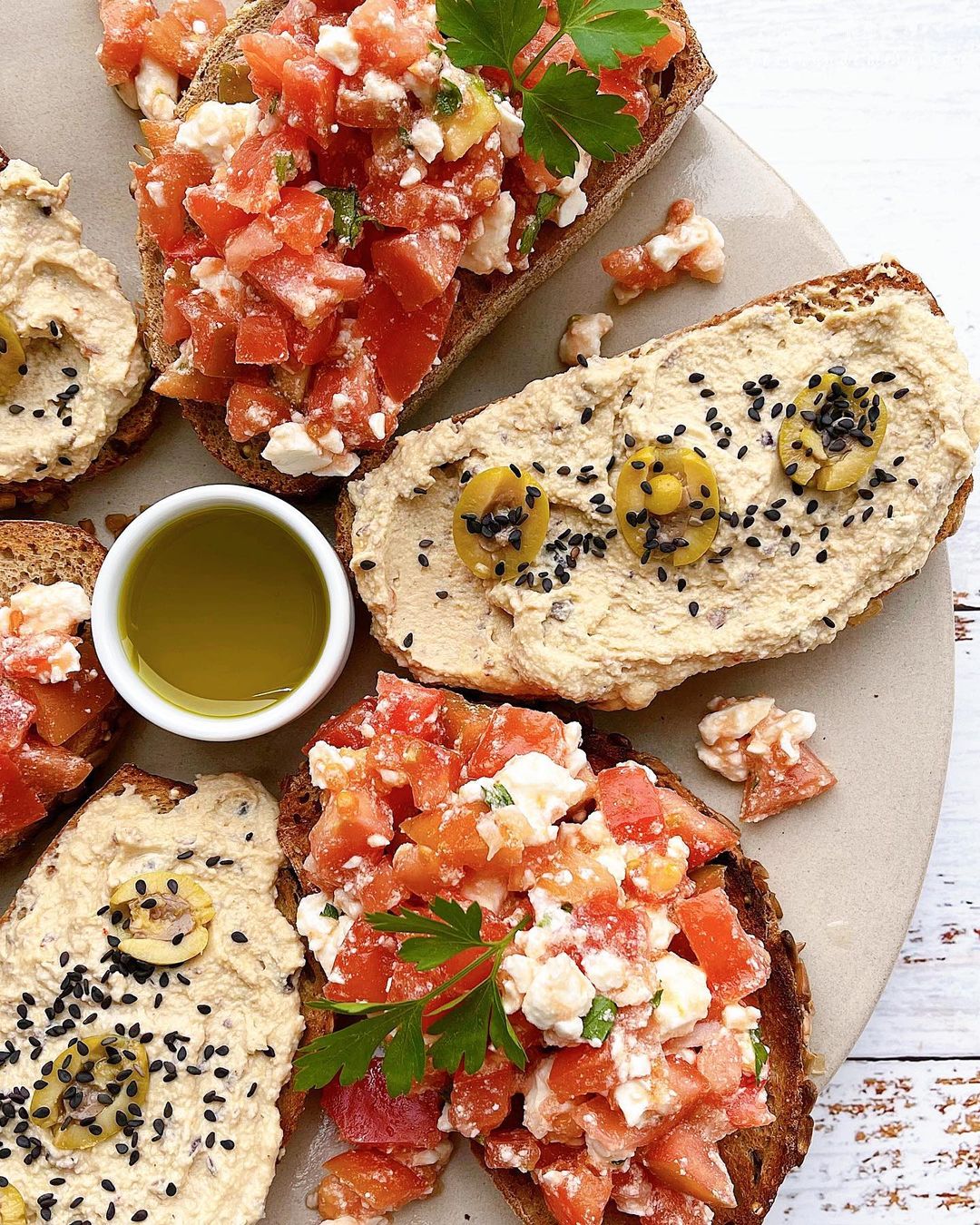 BRUSCHETTAS CON HUMMUS DE ALCAPARRAS