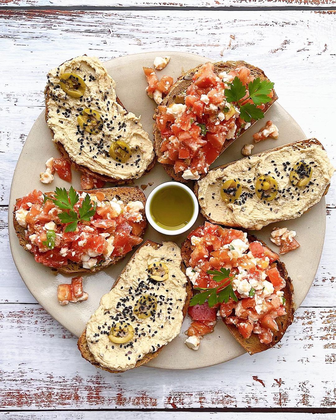 bruschettas con hummus de alcaparras