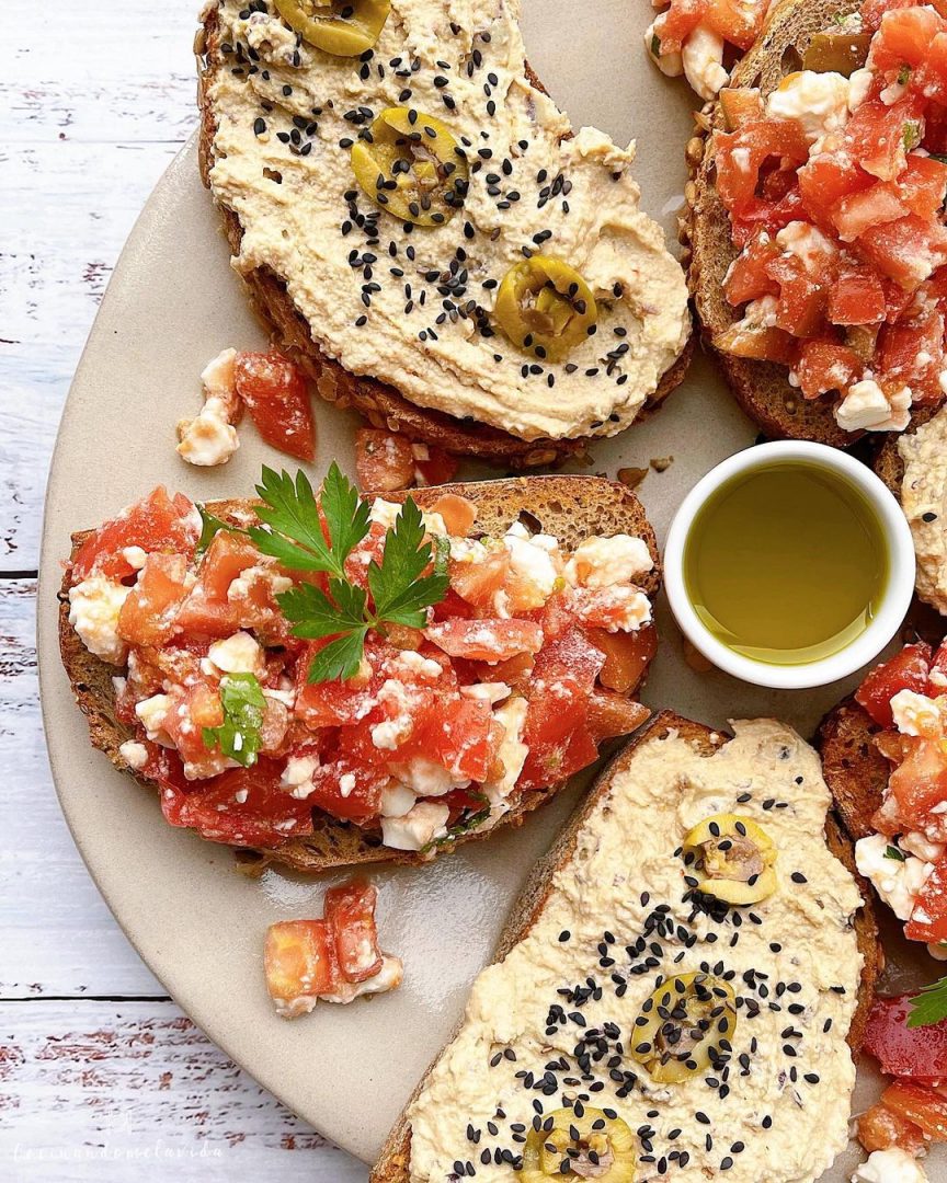 bruschettas con hummus de alcaparras