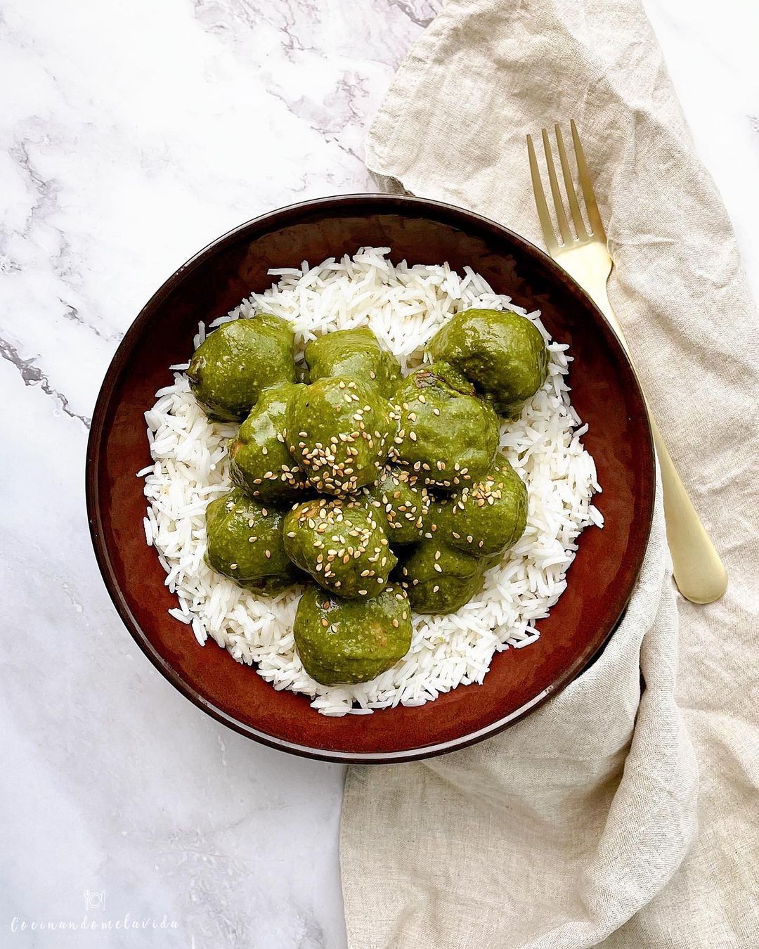 ALBÓNDIGAS EN SALSA DE ESPINACAS Y ANACARDOS