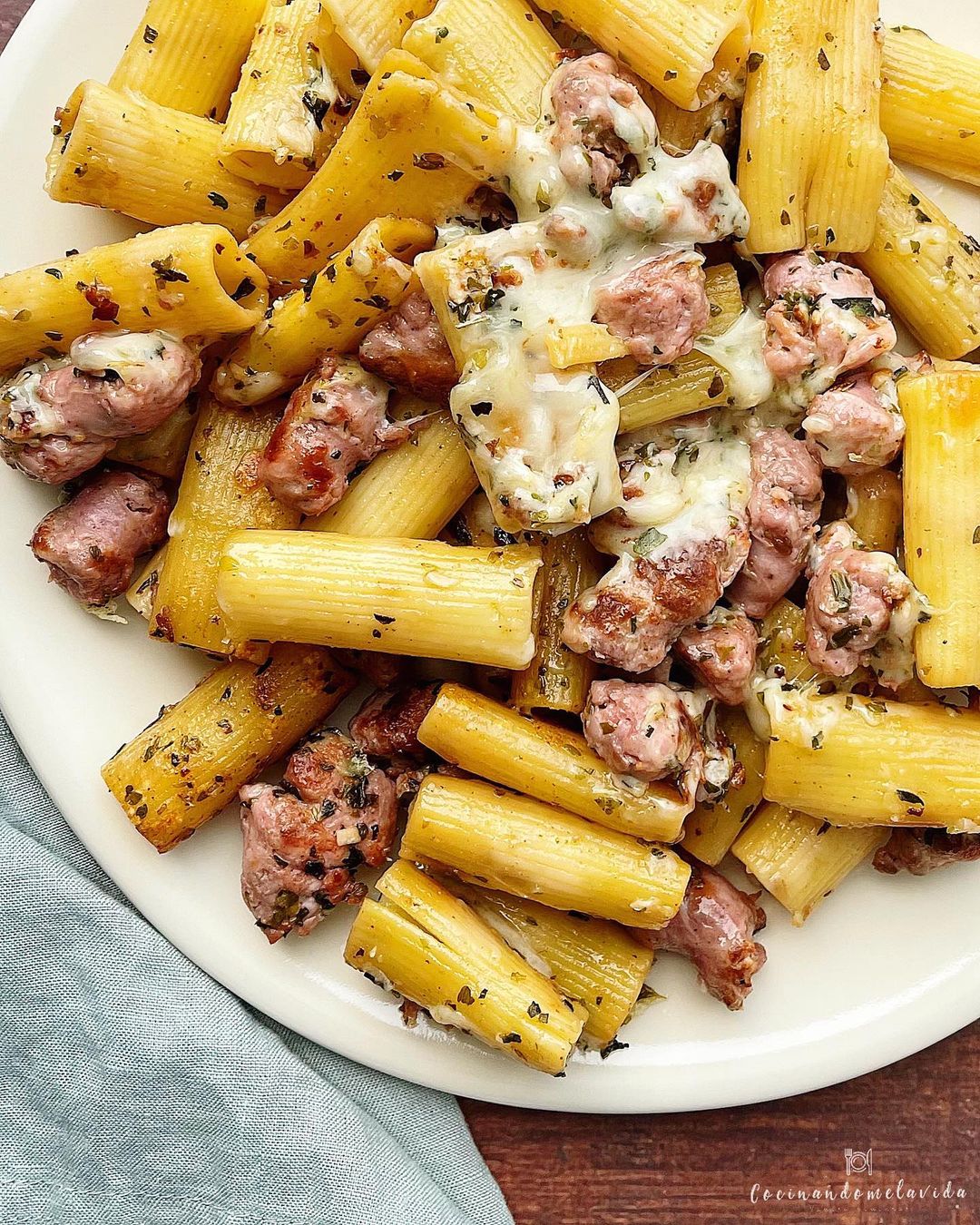 pasta con salchichas de pollo al ajo