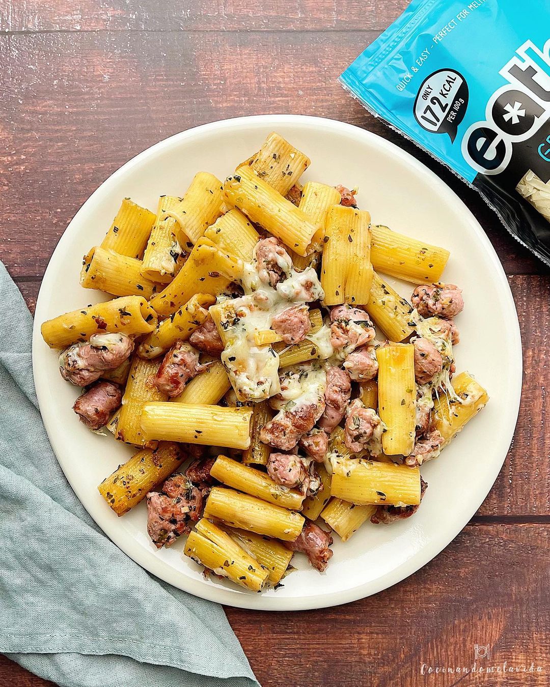 pasta con salchichas de pollo al ajo