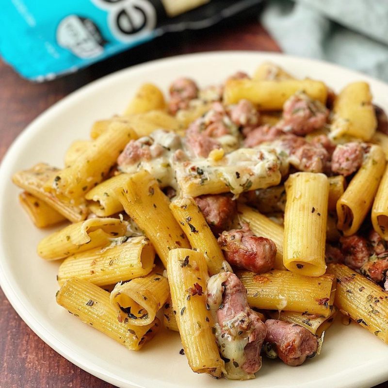 PASTA CON SALCHICHAS DE POLLO AL AJO