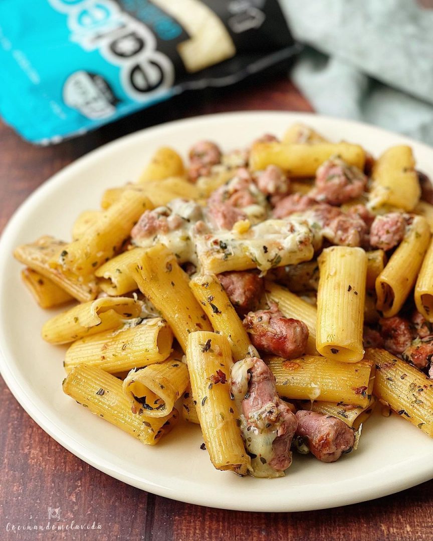 pasta con salchichas de pollo al ajo