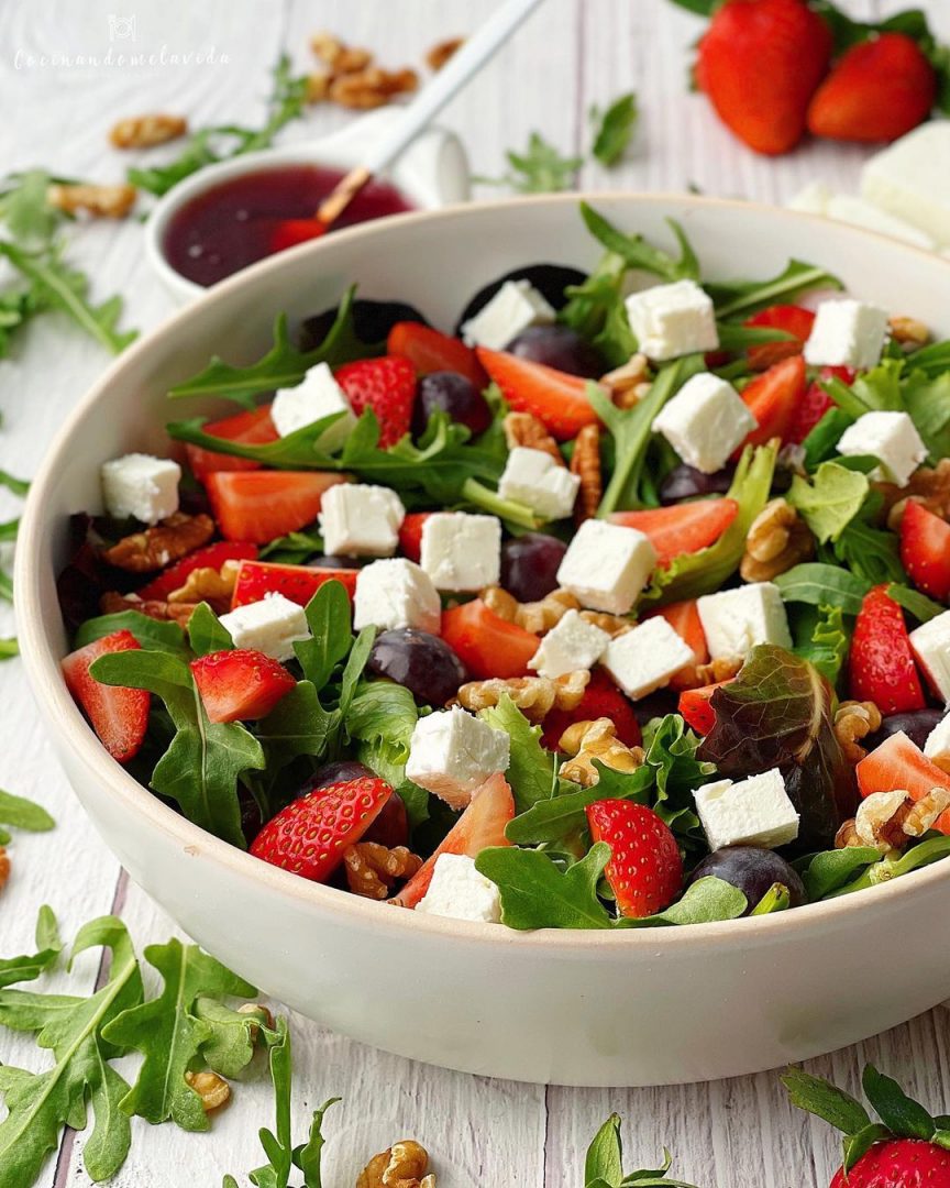 ENSALADA DE BROTES CON FRESAS