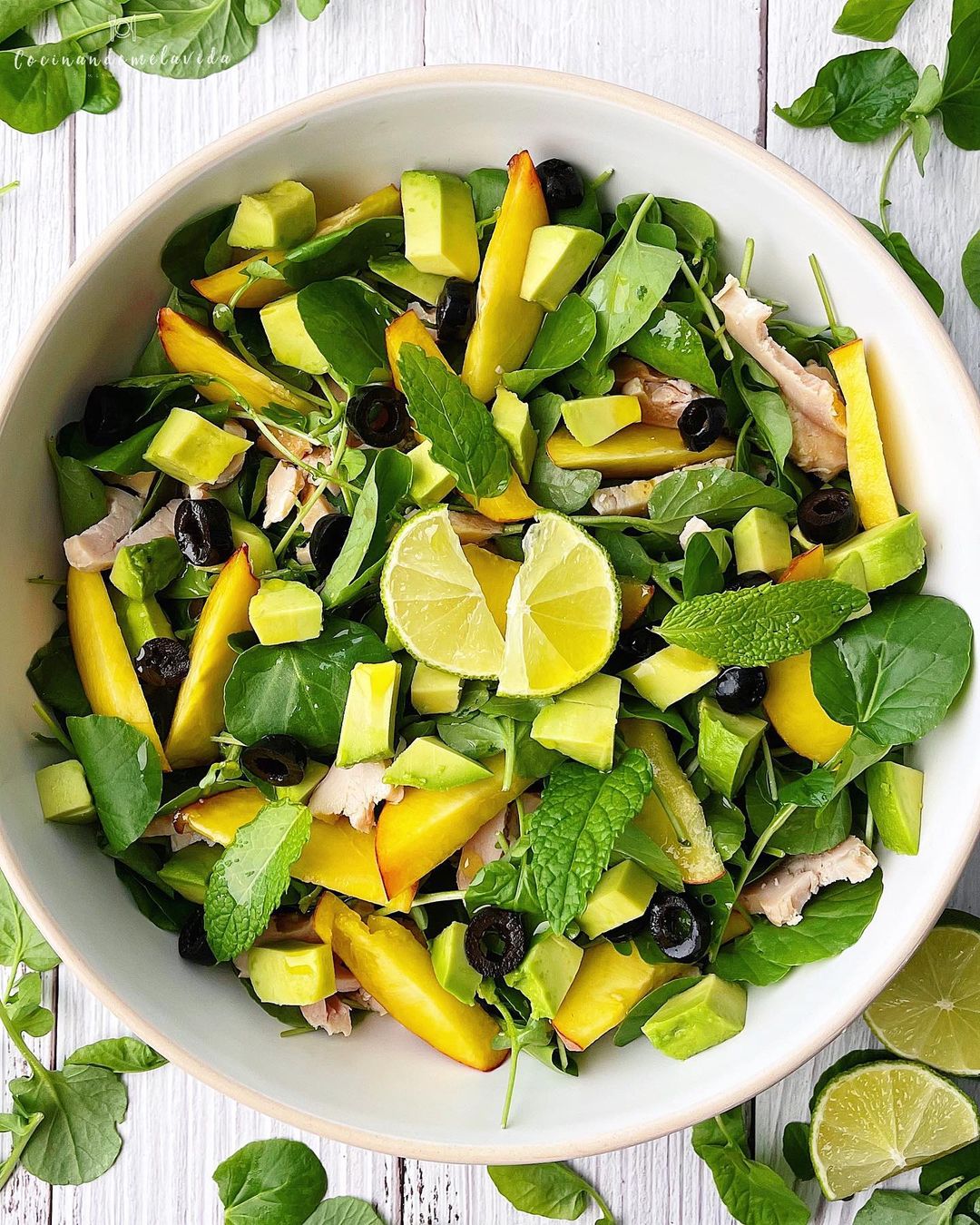 ensalada de berros, pollo asado y nectarina