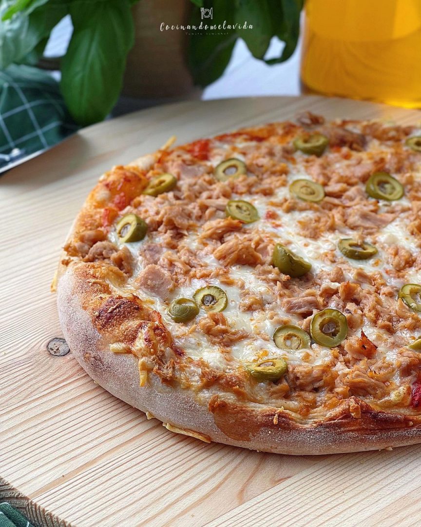 PIZZA DE ATÚN Y ACEITUNAS DE FERMENTACIÓN LARGA