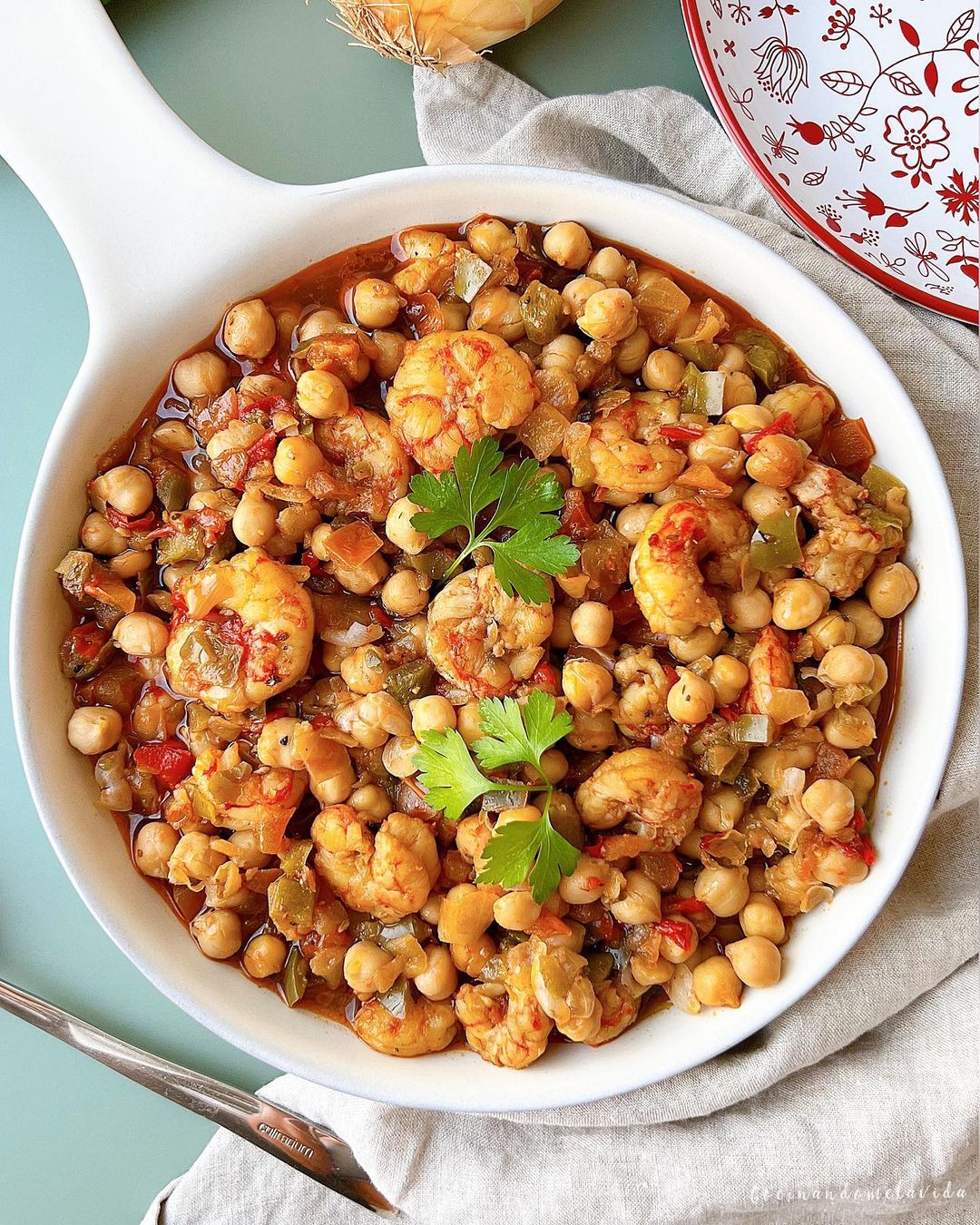 garbanzos con sofrito y gambones