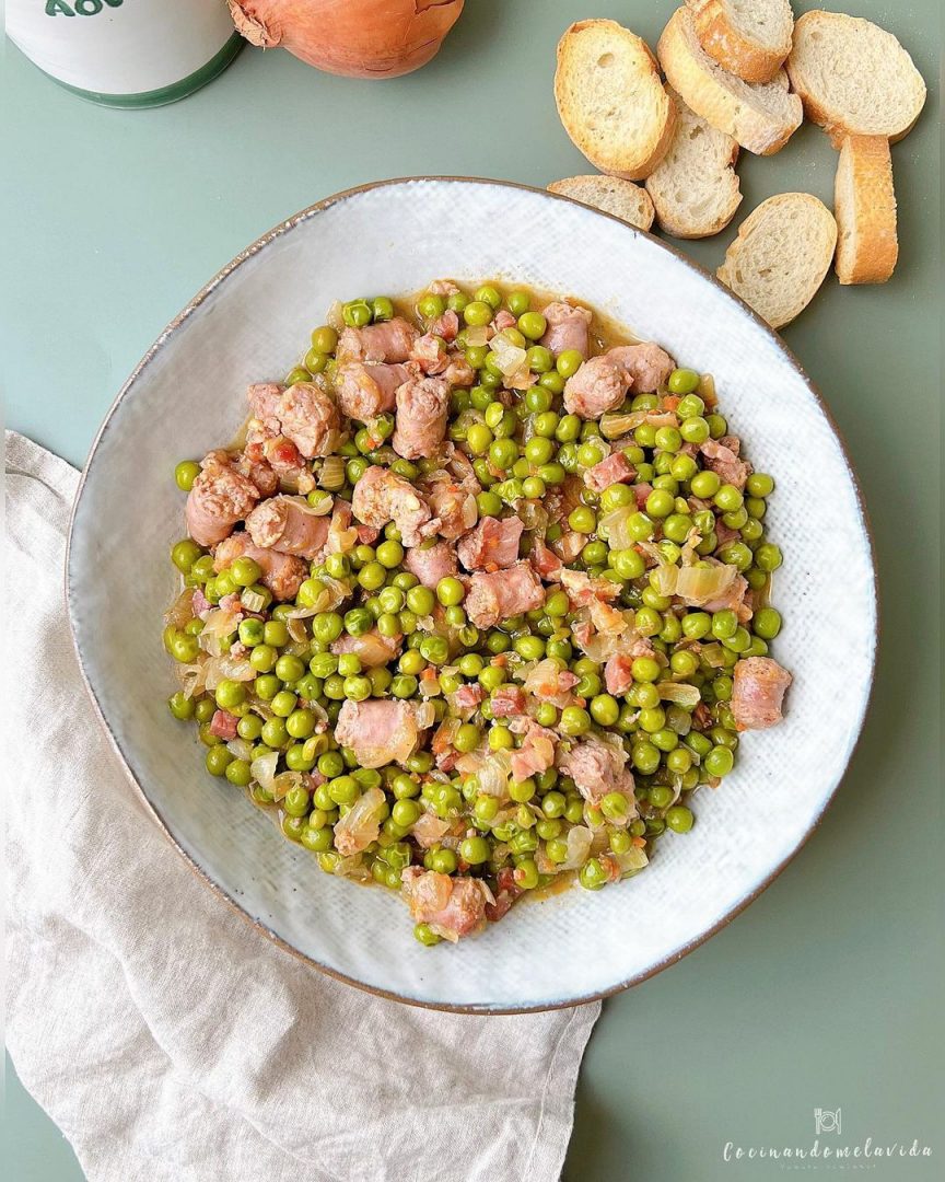 GUISANTES CON SALCHICHAS Y JAMÓN