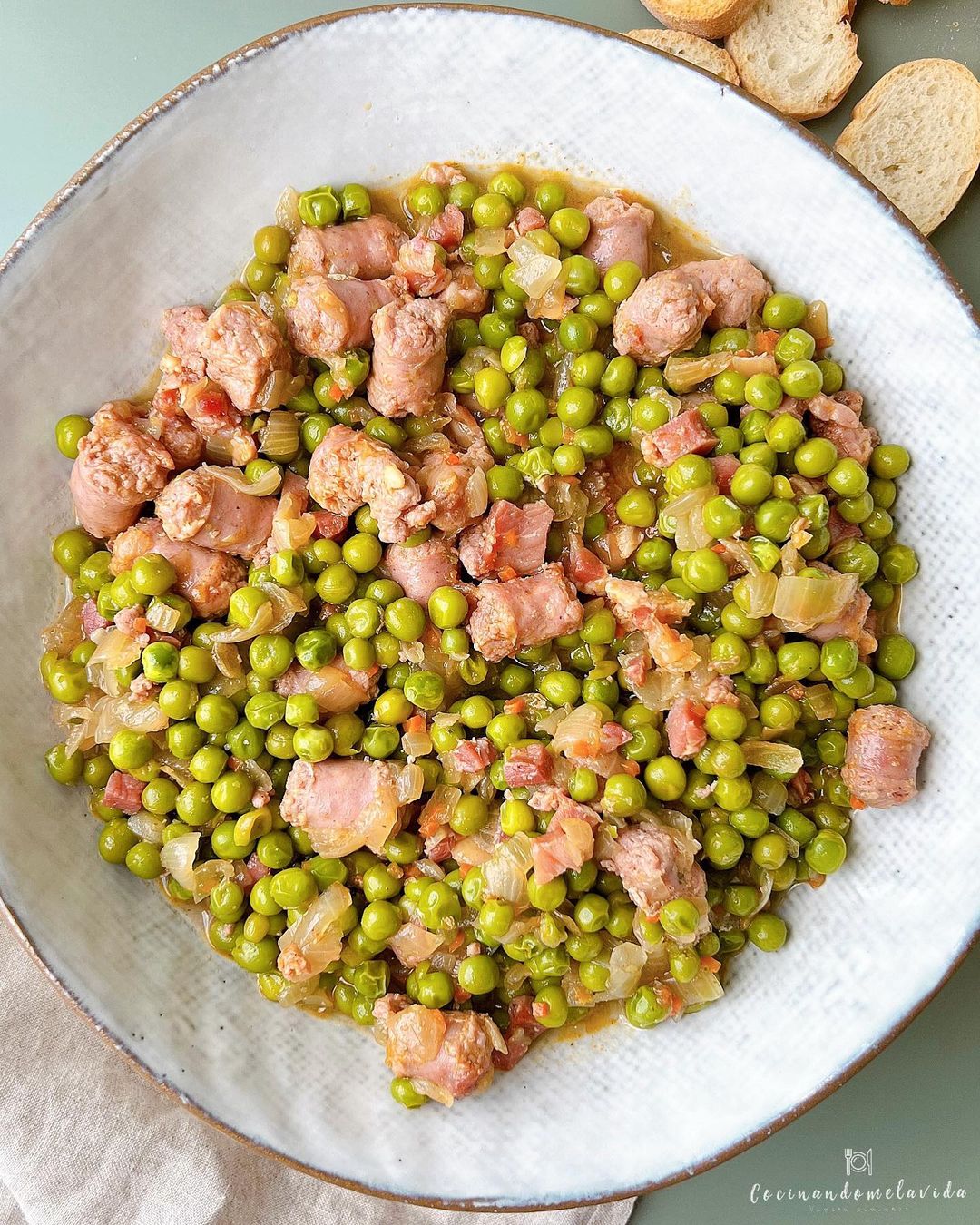 guisantes con salchichas y jamón