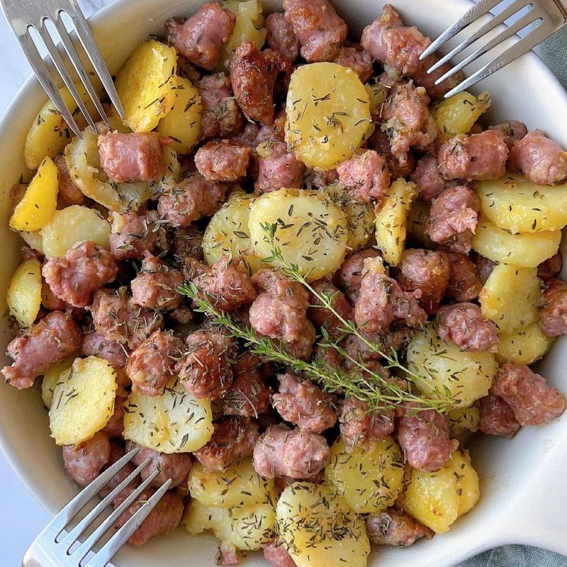 SARTENADA DE SALCHICHAS DE POLLO CON PATATAS AL TOMILLO