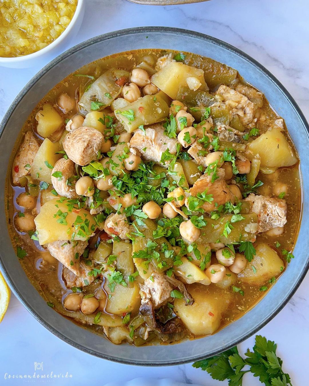 guiso de pavo con patata, garbanzos y judía verde