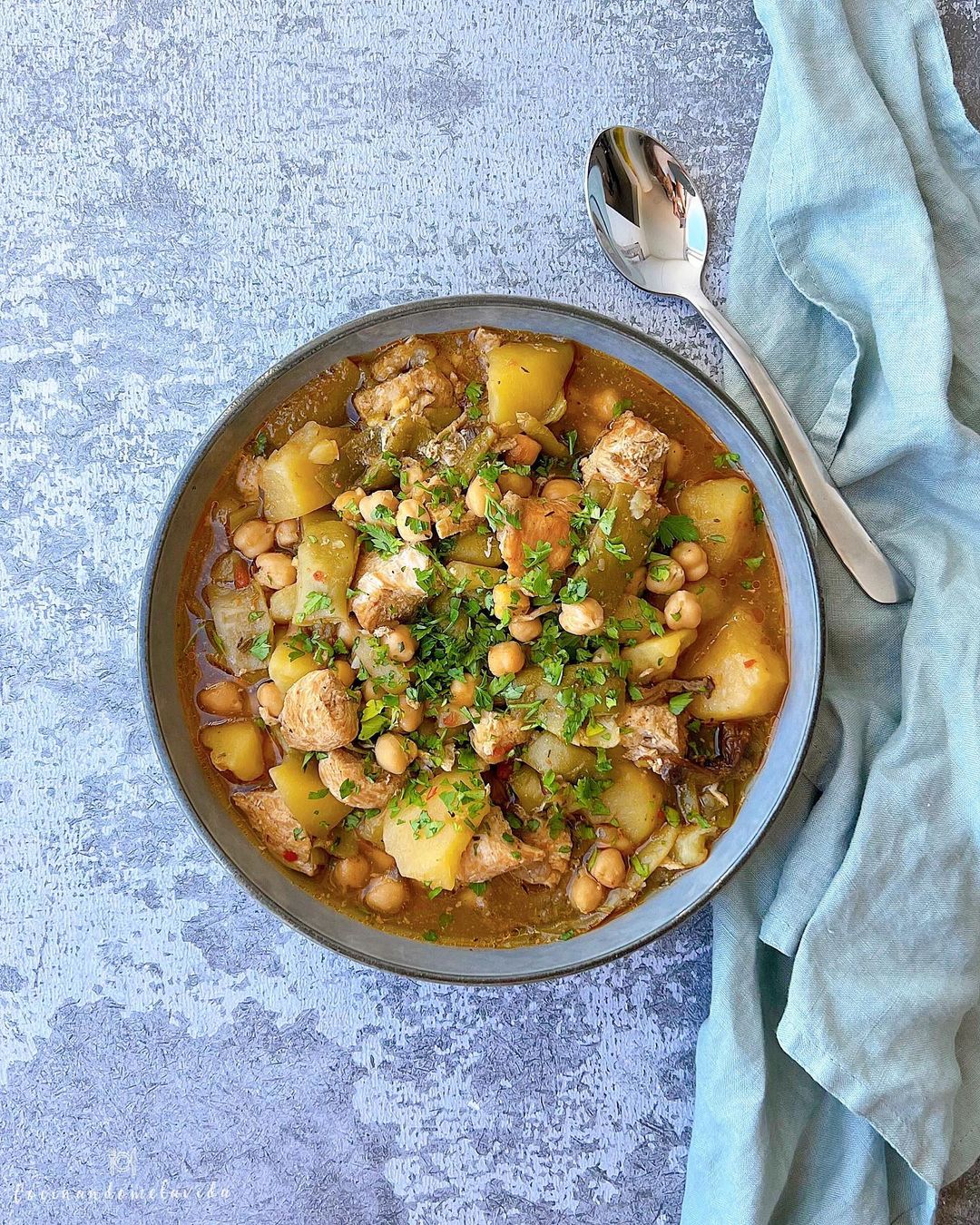 guiso de pavo con patata, garbanzos y judía verde