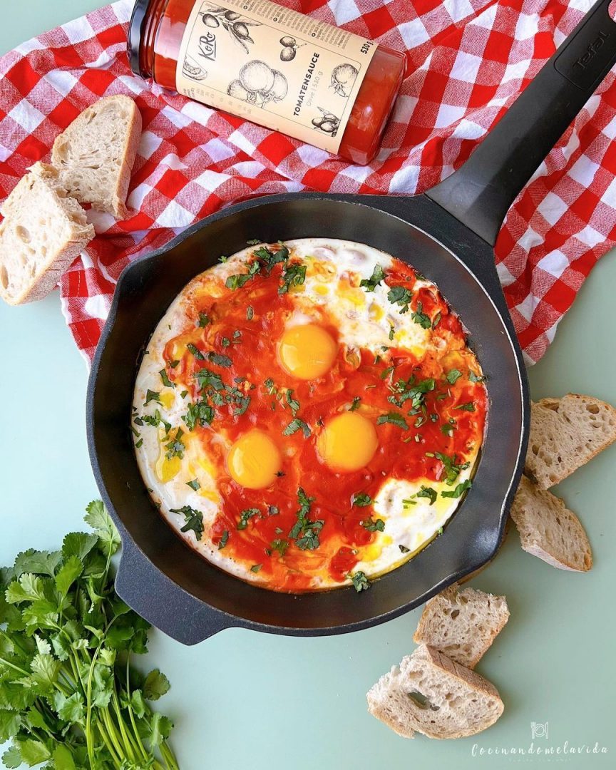 sartenada de huevos con tomate y mozzarella