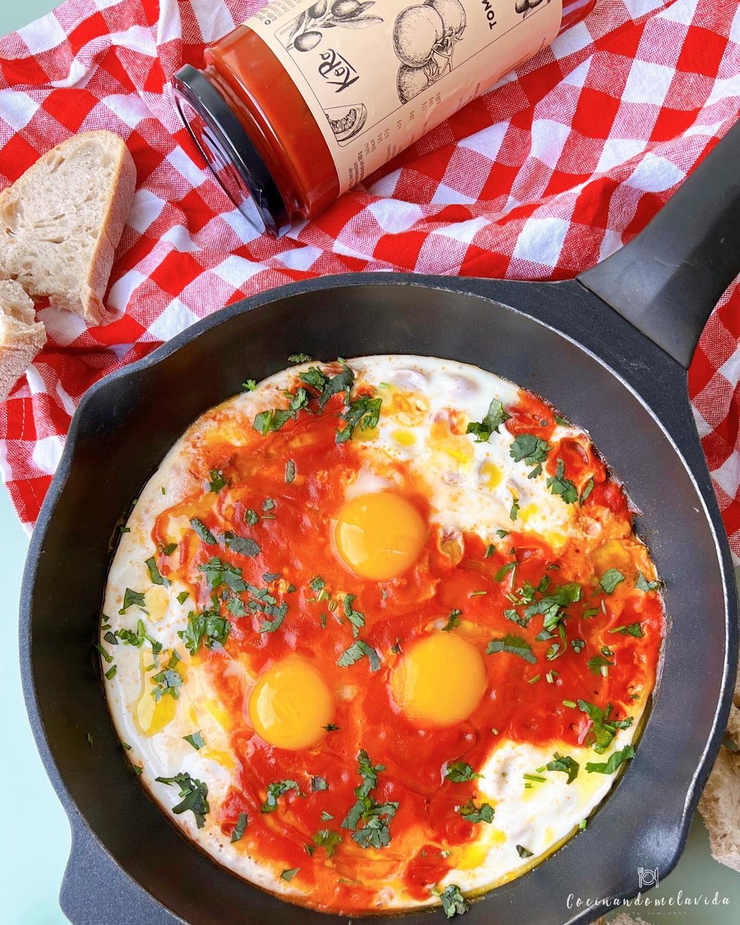 sartenada de huevos con tomate y mozzarella
