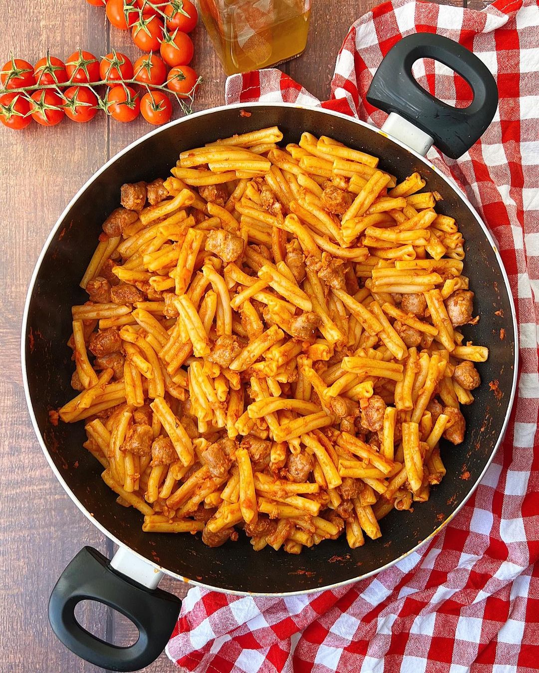 PASTA CON TOMATE Y SALCHICHAS DE POLLO