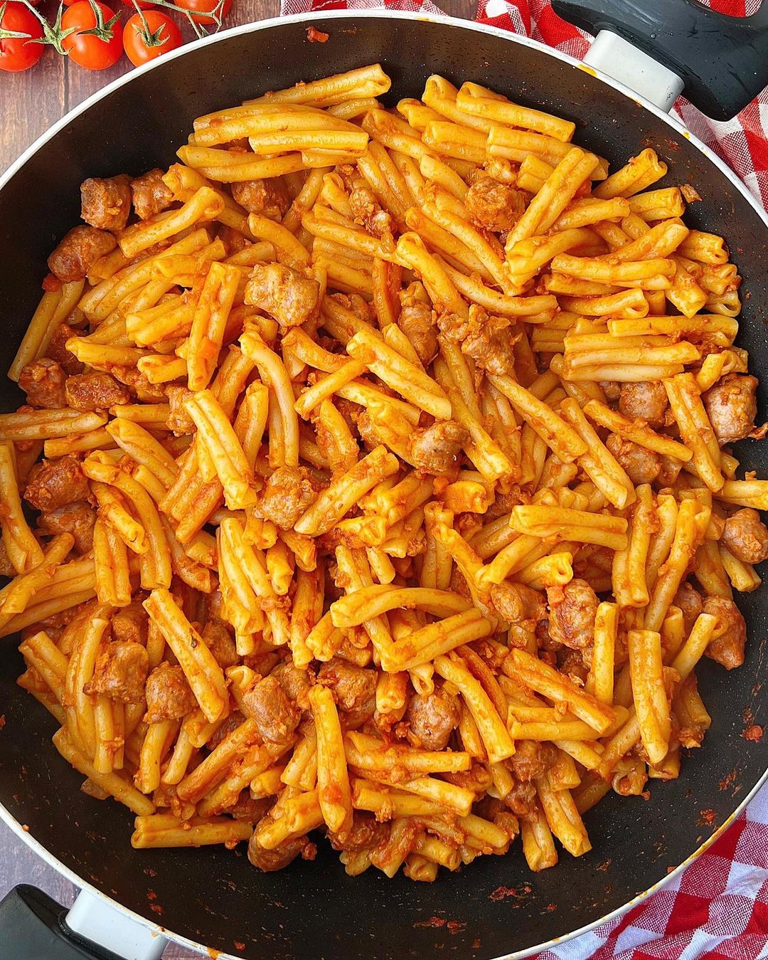 PASTA CON TOMATE Y SALCHICHAS DE POLLO