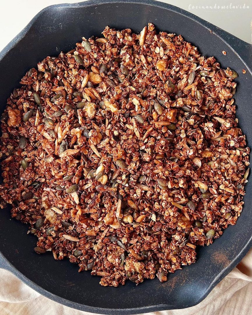 granola casera en sartén