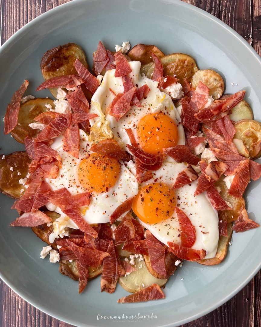 HUEVOS CON PATATAS Y LOMO IBÉRICO