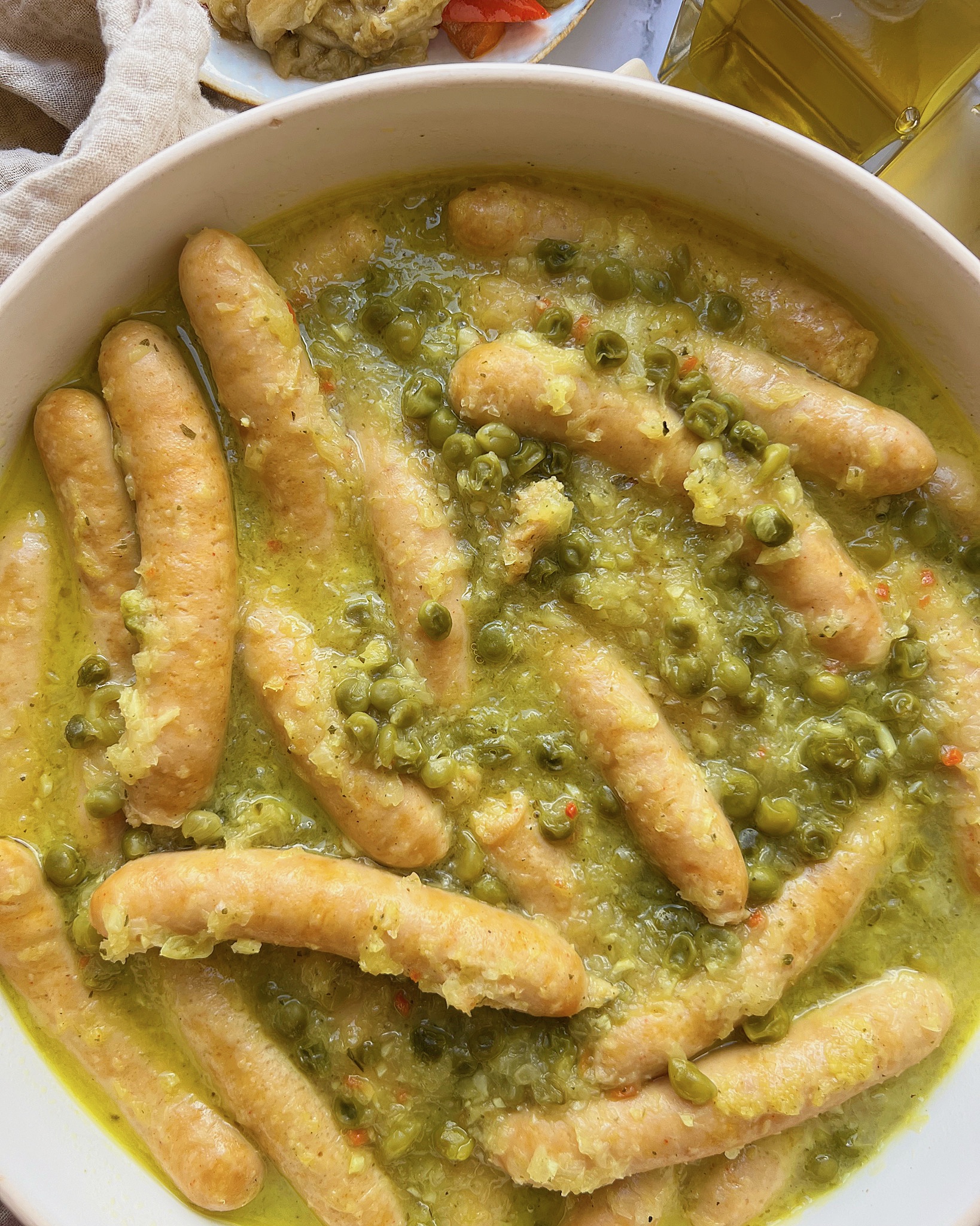SALCHICHAS AL VINO CON GUISANTES