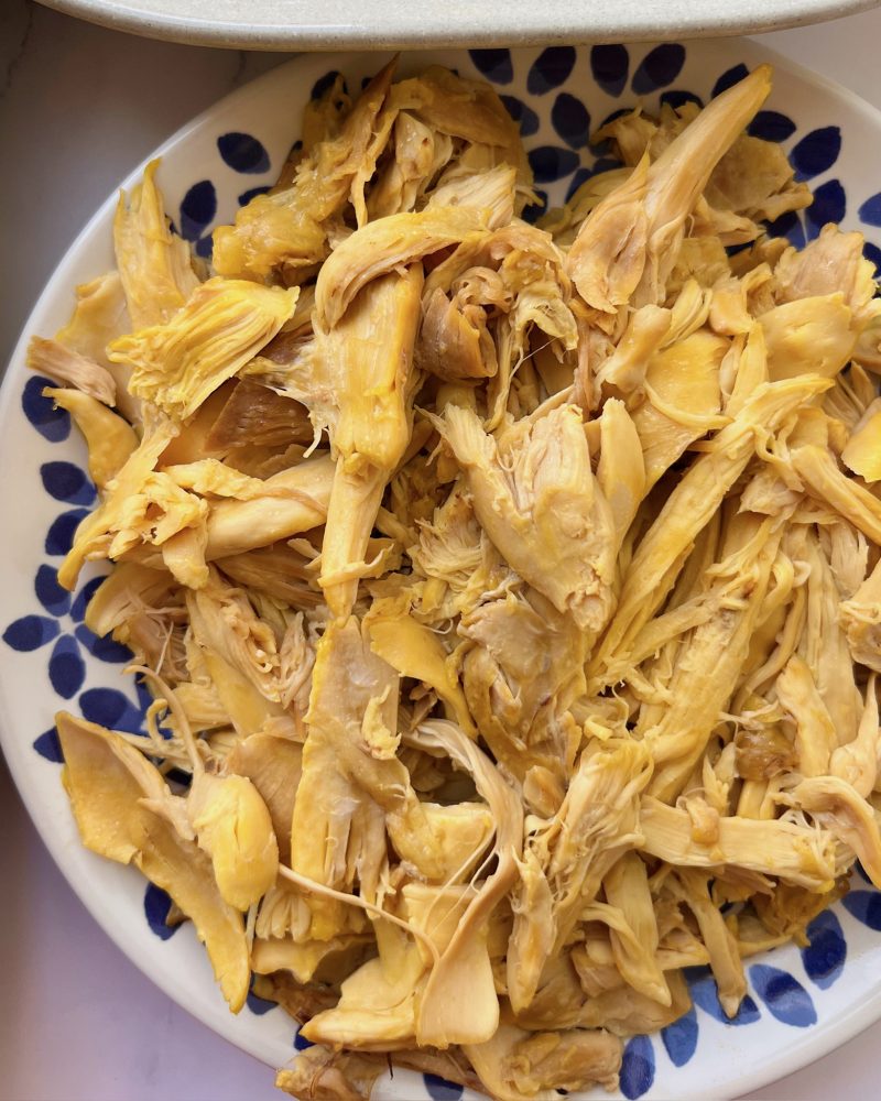 POLLO DESMECHADO DEL CALDO