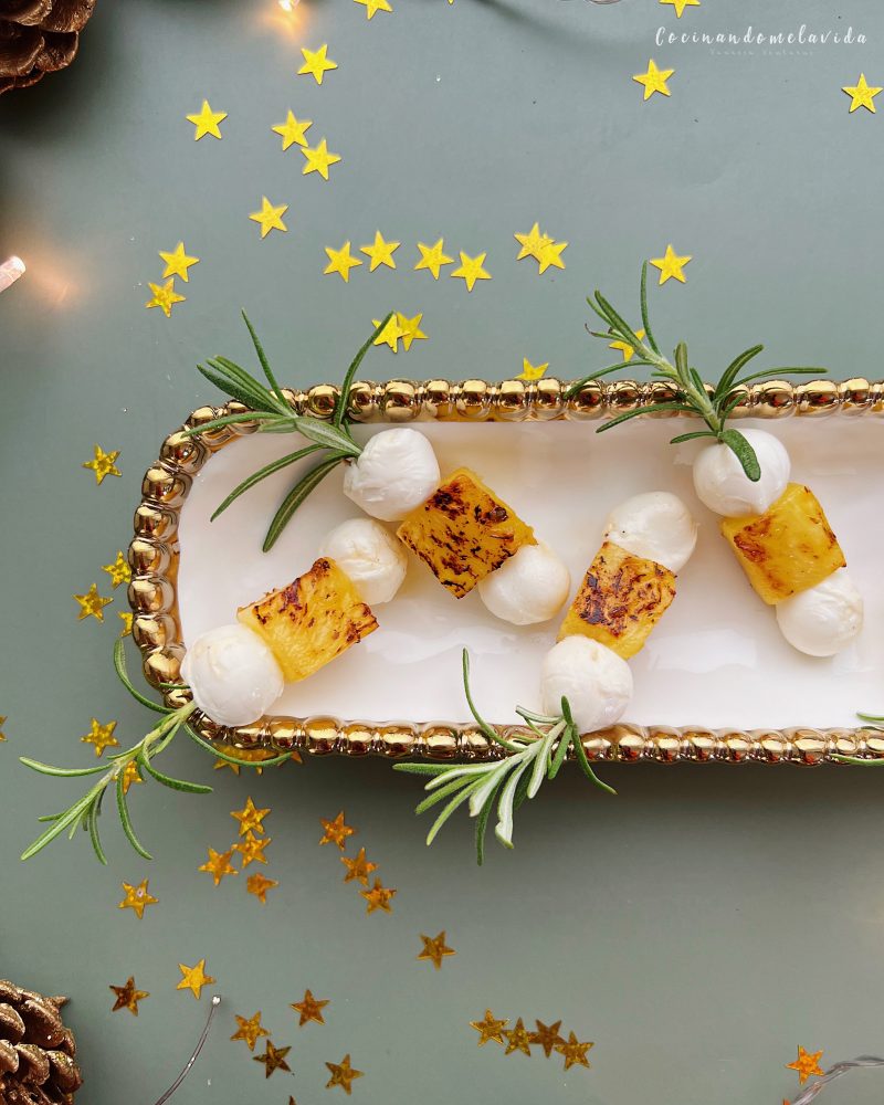 BROCHETAS DE PIÑA CON MOZZARELLA