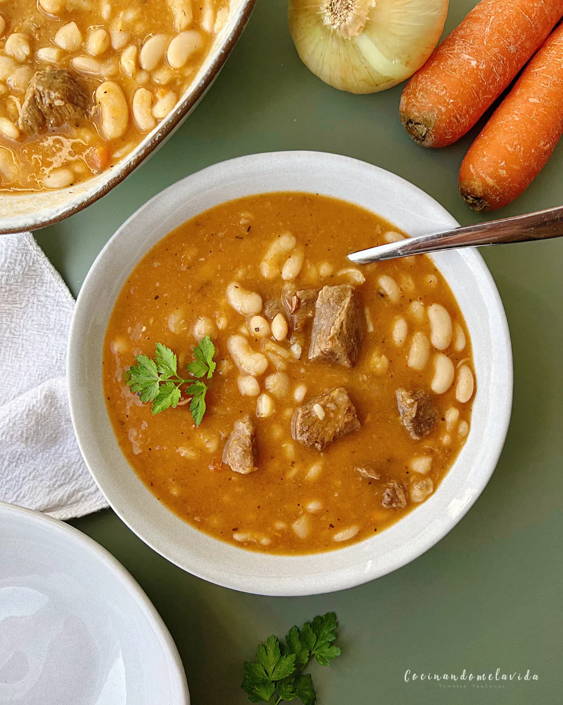 alubias blancas con verduras y carne