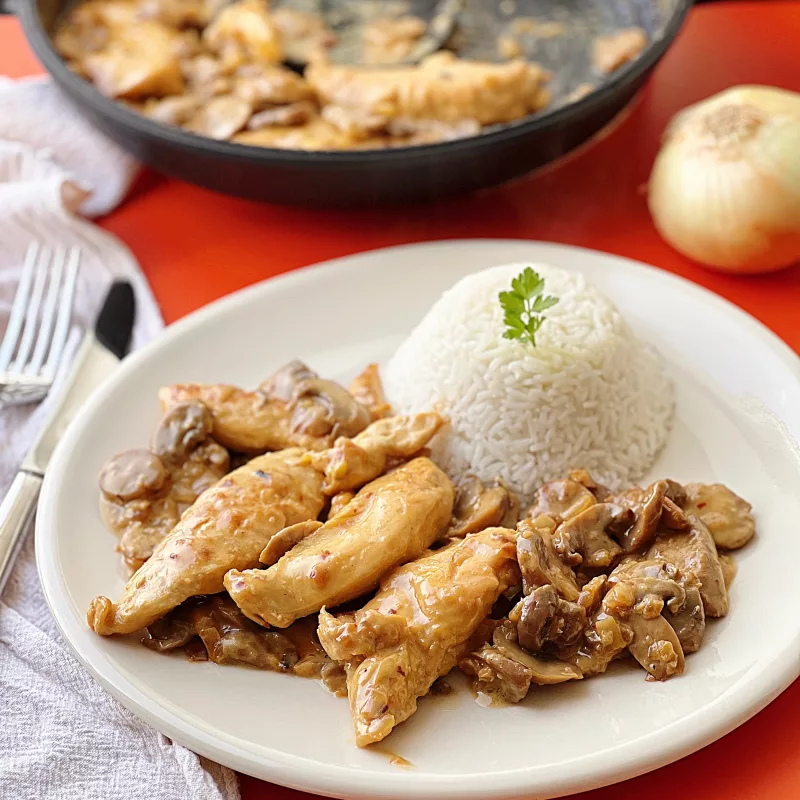 POLLO CREMOSO CON CHAMPIÑONES