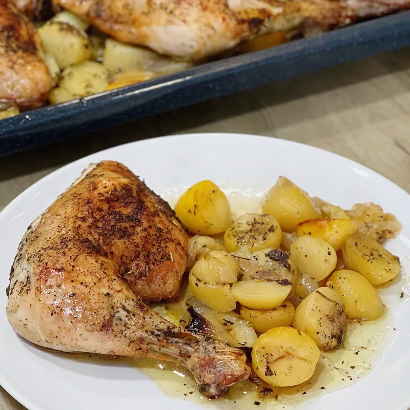 MUSLOS DE POLLO AL HORNO CON PATATAS