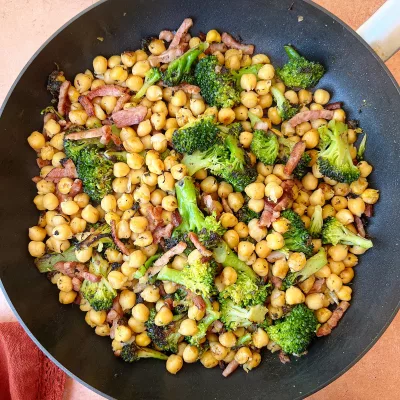 GARBANZOS CON BRÓCOLI Y BEICON