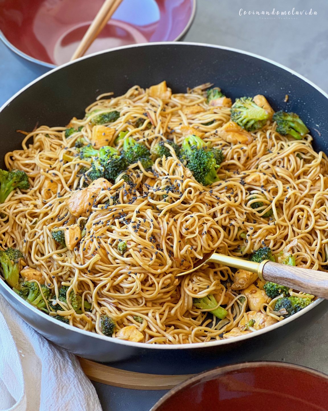 noodles con pollo y brócoli