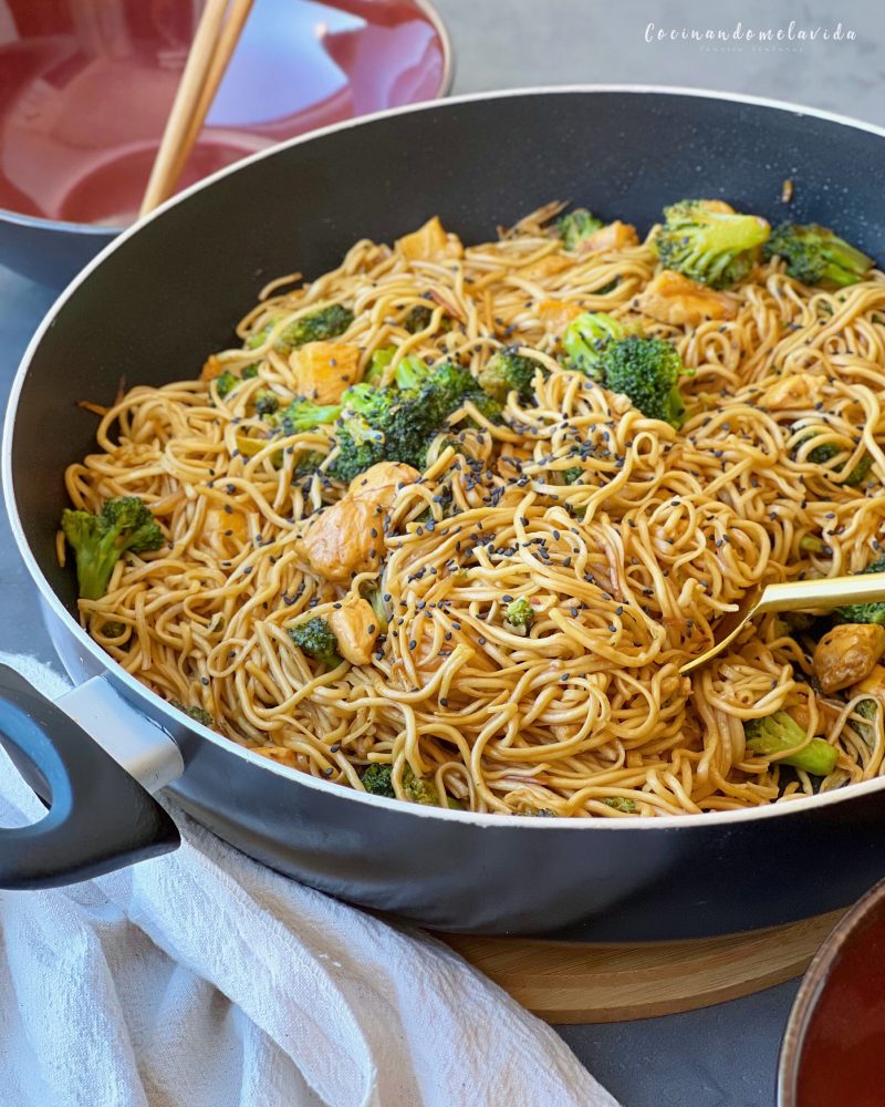 NOODLES CON POLLO Y BRÓCOLI