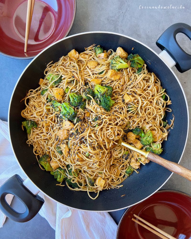 noodles con pollo y brócoli