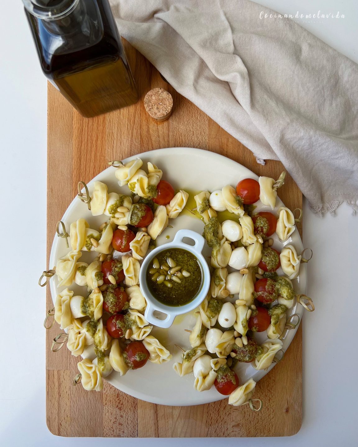 brochetas de tortellini con pesto