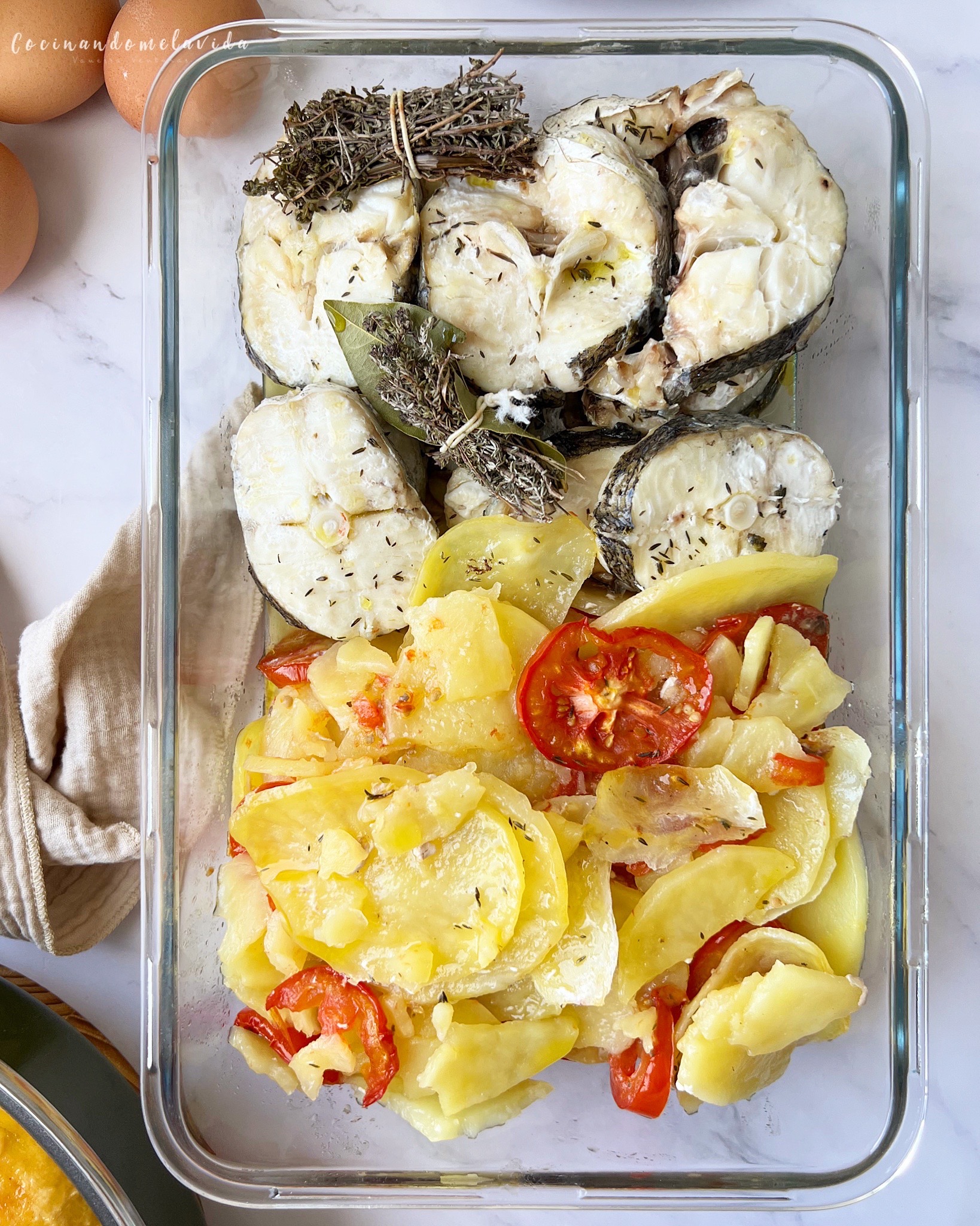 merluza con patatas y tomates al horno