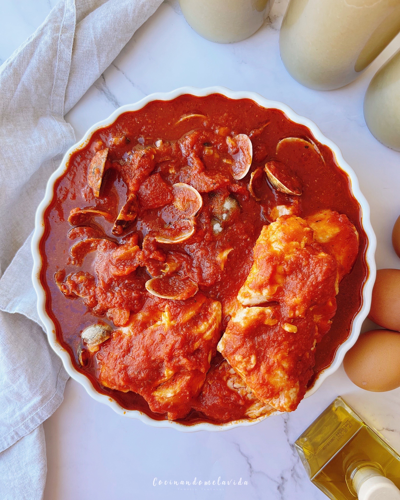 merluza con almejas con tomate