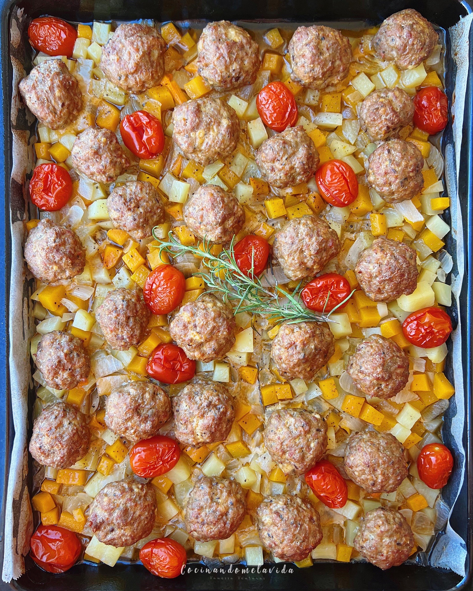 ALBÓNDIGAS CON PATATA Y CALABAZA AL HORNO